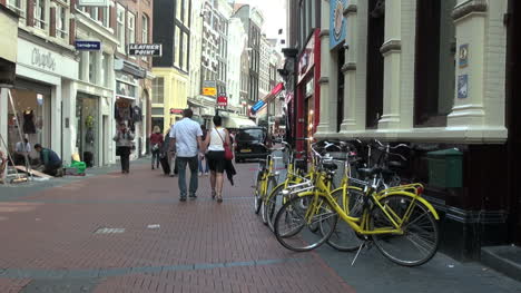 Niederlande-Amsterdam-Leute-Und-Gelbe-Fahrräder