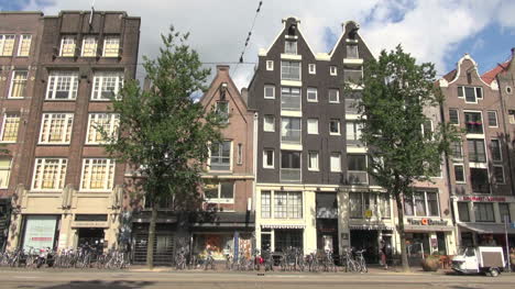 Países-Bajos-Amsterdam-Edificios-Con-Frontones-Sobre-Bicicletas-En-La-Calle-1