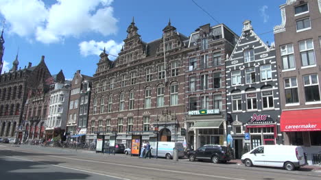Niederlande-Amsterdam-Häuser-An-Einer-Hauptstraße