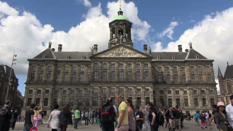 Niederlande-Amsterdam-Damm-Quadratische-Wolken-Rollen-über-Den-Palastuhrturm