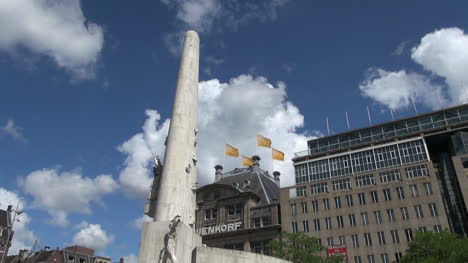 Holanda-Amsterdam-Obelisco-De-La-Plaza-Dam-Y-Banderas-Contra-Las-Nubes-2