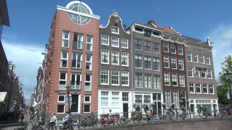 Amsterdam-Casas-En-Una-Fila-Por-Un-Canal