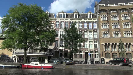 Amsterdamer-Häuser-An-Einem-Kanal