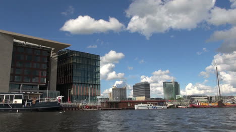Amsterdam-Moderne-Gebäude-Und-Blauer-Himmel