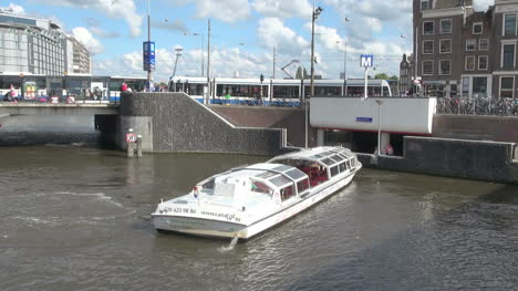 Niederlande-Amsterdam-Kanalboot-Drehende-Wende
