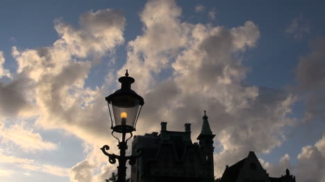 Amsterdam-Nube-Sobre-Un-Edificio-Y-La-Luz-De-La-Calle-Timelapse