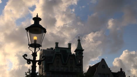 Amsterdam-Nube-Moviéndose-Por-Encima-De-Un-Zoom-De-Farola