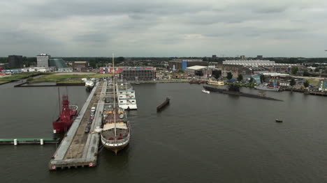 Amsterdam-Segelt-Vorbei-An-Den-Docks-Timelapse