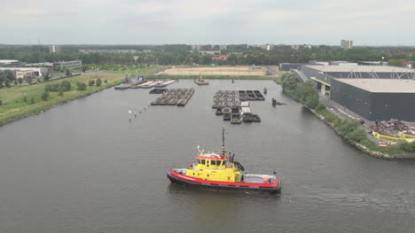 Amsterdam-Segelt-An-Einem-Kanal-Vorbei