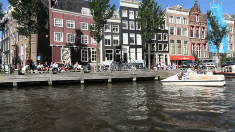 Amsterdamer-Kanalwasser-Von-Einem-Boot-Aus