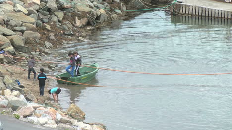 Groenlandia-Qaqortoq-Niños-En-Bote-De-Remos-P