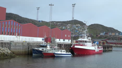 Grönland-Qaqortoq-Hafen-Mit-Schiff