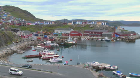 Grönland-Qaqortoq-Hafen-Mit-Booten