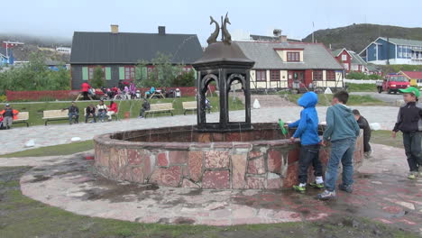 Grönland-Qaqortoq-Brunnen-Mit-Jungen