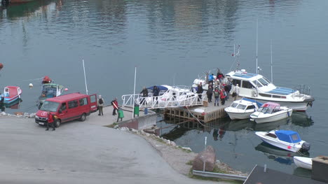 Grönland-Qaqortoq-Menschen-Verlassen-Boot-P-Boat