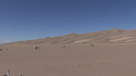 Colorado-Great-Sand-Dunes-with-tourists