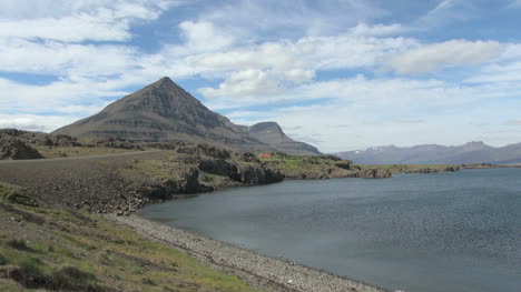 Roca-Del-Dios-Del-Este-De-Islandia