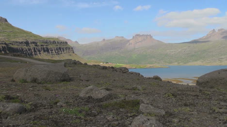 Islandia-Berufjordur-Vista-A-Montañas-Distantes