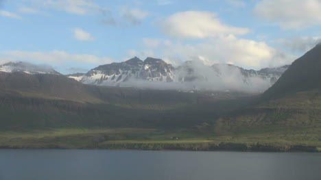 Island-Mjoifjördur-Fjord-Von-Hütte-1