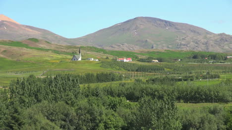 Vista-De-Islandia-Con-Iglesia