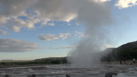Islandia-Geysir-Strokkur-Entra-En-Erupción