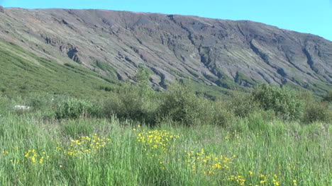 Iceland-Geysir-region-eroaded-hill-2