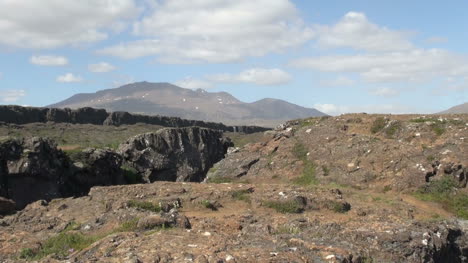 Island-Pingvellir-Riss-Mit-Bergen-Dahinter