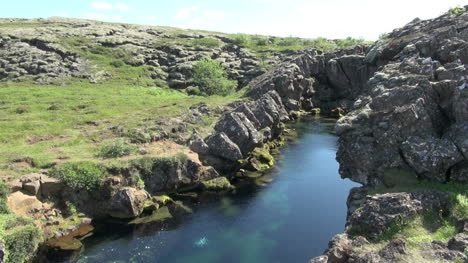 Island-Pingvellir-Riss-Mit-Wasserfall