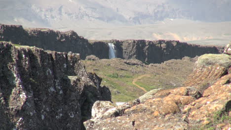 Island-Pingvellir-Riss-Mit-Wasserfall