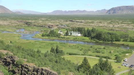 Island-Pingvellir-Tal-Mit-Bach-Und-Gebäuden