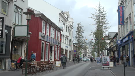 Island-Reykjavik-Straße-Mit-Fußgängern