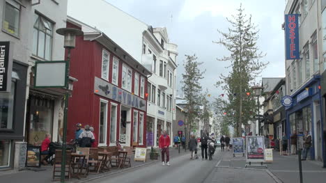 Island-Reykjavik-Straße-Mit-Baum-Am-Ende-Und-Fahrrädern