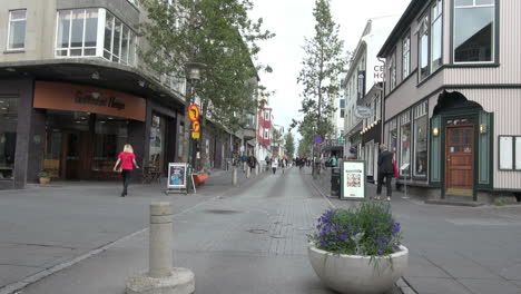 Islandia-Reykjavik-Street-Scene-Con-Gente