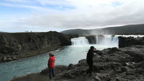 Islandia-Goddesfoss-Con-Turistas-C
