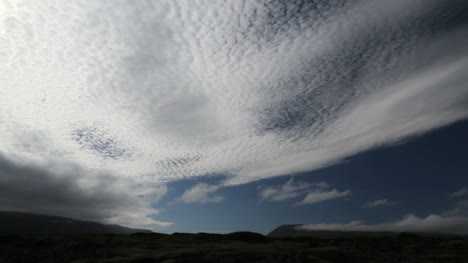 Island-Mittlerer-Höhe-Wolken-Und-Sonne-Zeitraffer