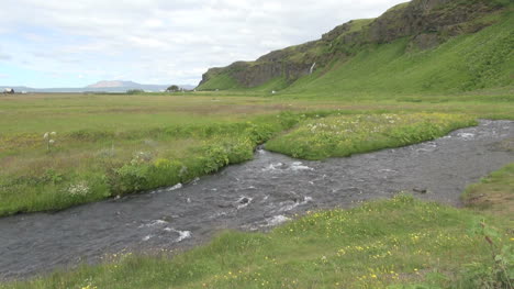 Island-Selijaland-Bach-Und-Blick-Auf-Klippen