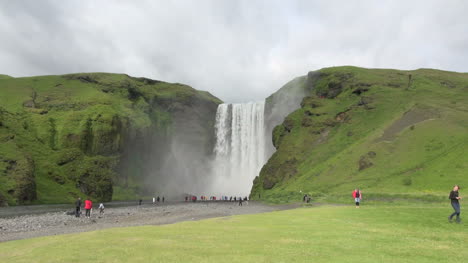 Islandia-Skogafoss-Cascada-Entre-Acantilados