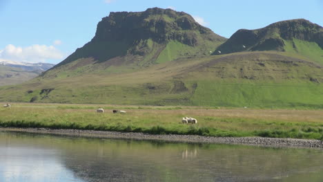 Iceland-mountain-with-pond-1