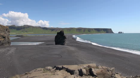 Island-Dyrholaey-Seastack-Am-Strand-2