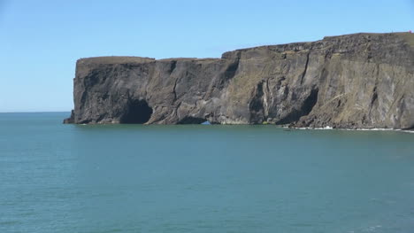Island-Dyrholaey-Meereshöhlen-Herauszoomen