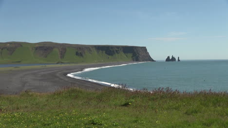 Island-Dyrholaey-Blick-Auf-Reynisgrangar-Seastacks-2