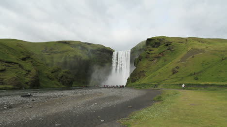 Island-Skogafoss-Wasserfall-über-Klippen
