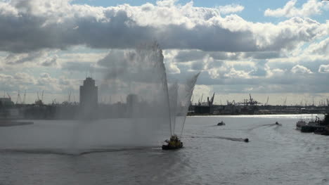 Niederlande-Rotterdam-Drei-Zapfen-Werfen-Nebel-Aus-Wasserboot-2