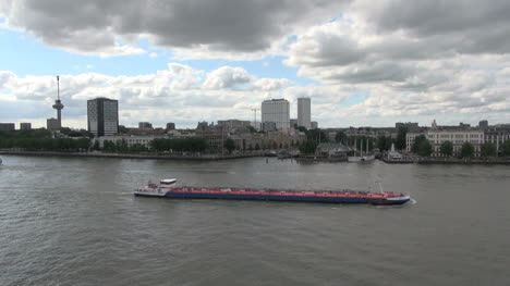 Niederlande-Rotterdam-Barge-Und-Skyline-Am-Flussufer