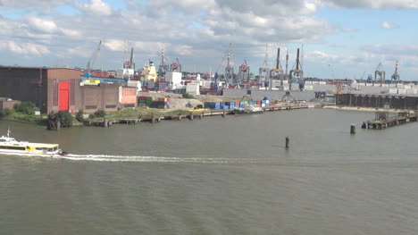 Niederlande-Rotterdam-Uferkräne-Und-Vorbeifahrendes-Ausflugsboot-Tour