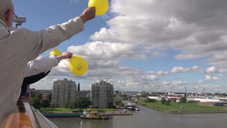 Niederlande-Rotterdam-Kreuzfahrt-Mit-Gelben-Luftballons-Auf-Gelben-Schlepper-Schwenken
