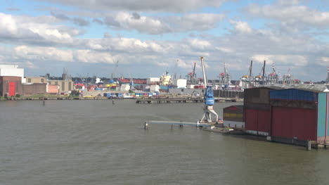 Países-Bajos-Rotterdam-Grúa-Azul-Y-Blanca-Y-Cobertizos-Para-Barcos