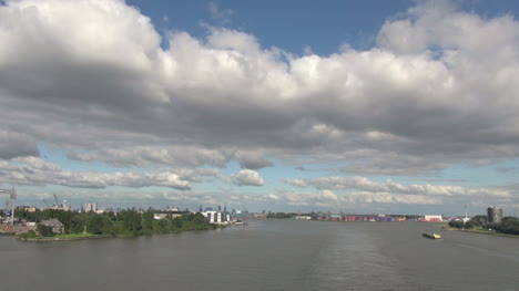 Niederlande-Rotterdam-Kielwasser-Bildet-Sich-Im-Fluss-Unter-Wolken