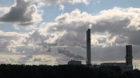 Niederlande-Rotterdam-Zwei-Kondensstreifen-Hinter-Schornsteinen