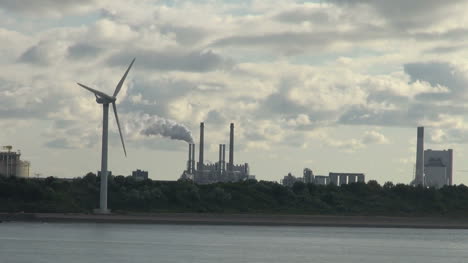 Niederlande-Rotterdam-Windmühle-Bewegt-Sich,-Um-Schornsteine-Zu-Enthüllen-10